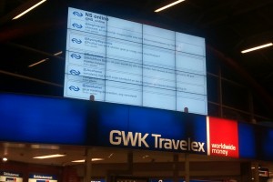 NS tweets op groot scherm station Utrecht