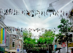 Ziekerstraat Nijmegen slinger schoenen - foto MariannA Bakker 15 0710