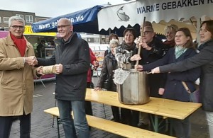 Lions Club Nijmegen- Cor de Beijer - duurzaam estafettestokje -Gerard Mangnus Stichting De Bastei-foto MariannA Bakker 15-1121