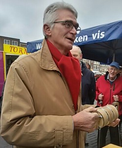 Lions Club Nijmegen, Cor de Beijer, met duurzaam estafettestokje - foto MariannA Bakker 15 1121